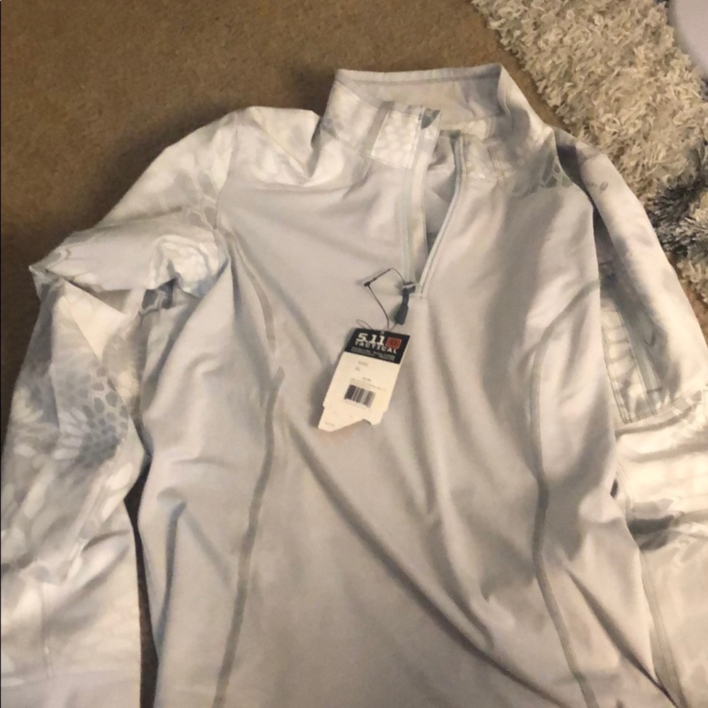 Brand new Yeti half zip